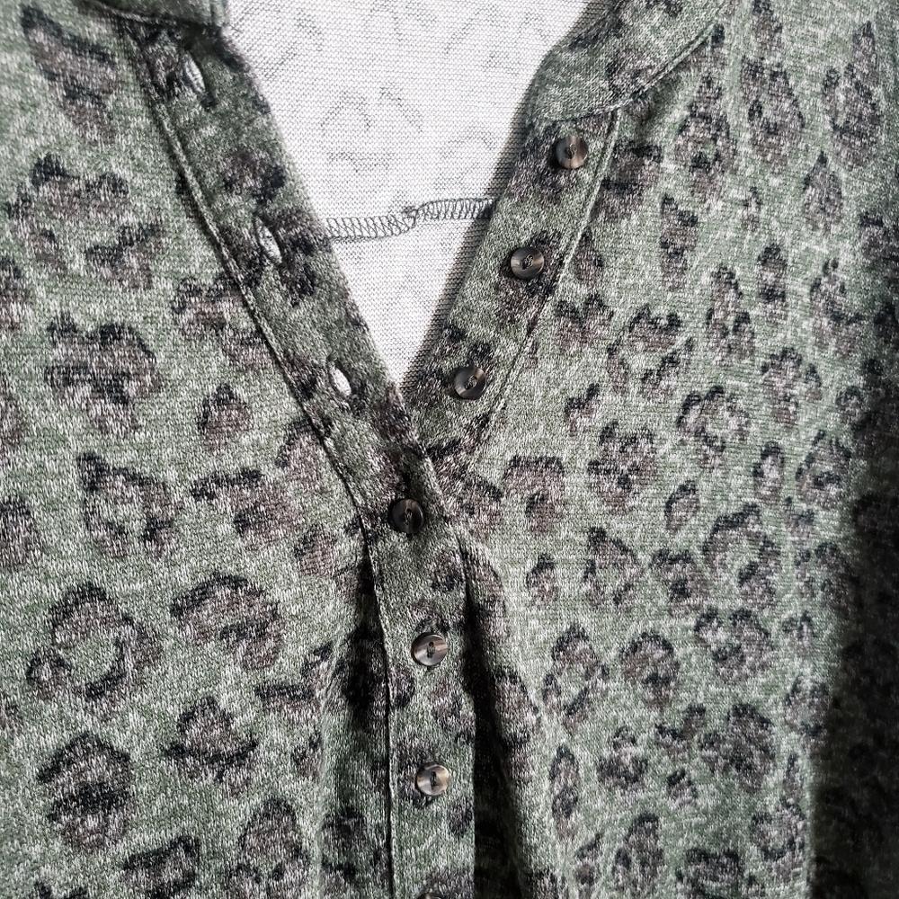 Lucky Brand long sleeve soft henley top high low hem Animal Print size small new - Picture 2 of 7